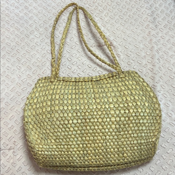 Woven Handbag with shell Closure - Picture 2 of 2